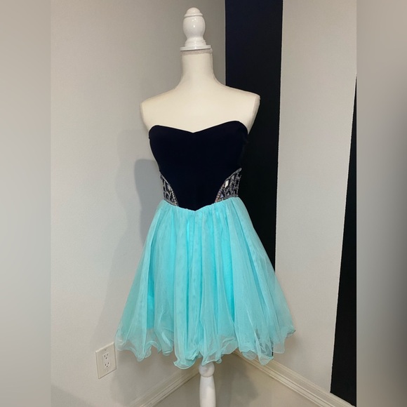 Party Dress 🦋 - Picture 1 of 11